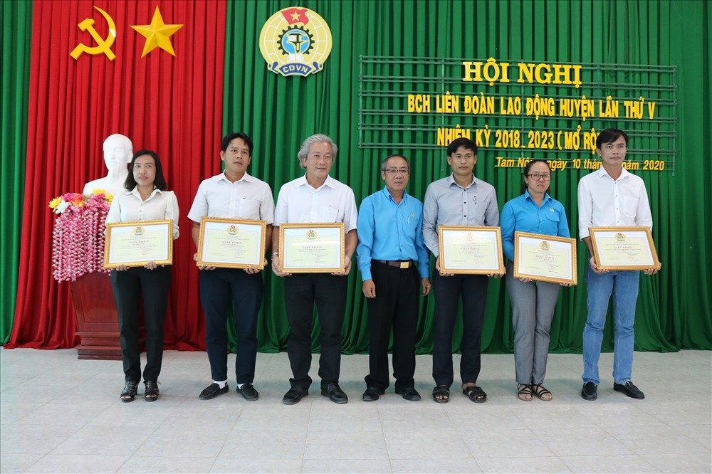 Đồng chí Nguyễn Hoàng Minh - Chủ tịch LĐLĐ huyện trao giấy khen cho Cán bộ CĐ có thành tích xuất sắc