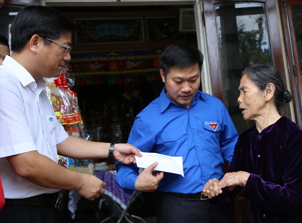 Tỉnh đoàn Quảng Trị tặng quà cho Mẹ Việt Nam anh hùng Nguyễn Thị Nậy (SN 1929, trú tại xã Gio Phong, huyện Gio Linh).