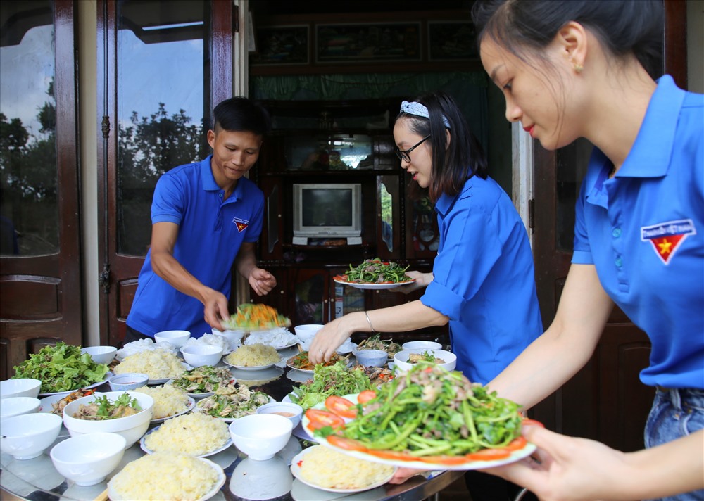 Bữa cơm tất niên của các đoàn viên thanh niên chuẩn bị ở nhà các Mẹ Việt Nam anh hùng.