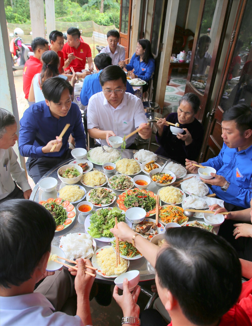 Bữa cơm tất niên ở nhà Mẹ Việt Nam anh hùng đầy tiếng cười.