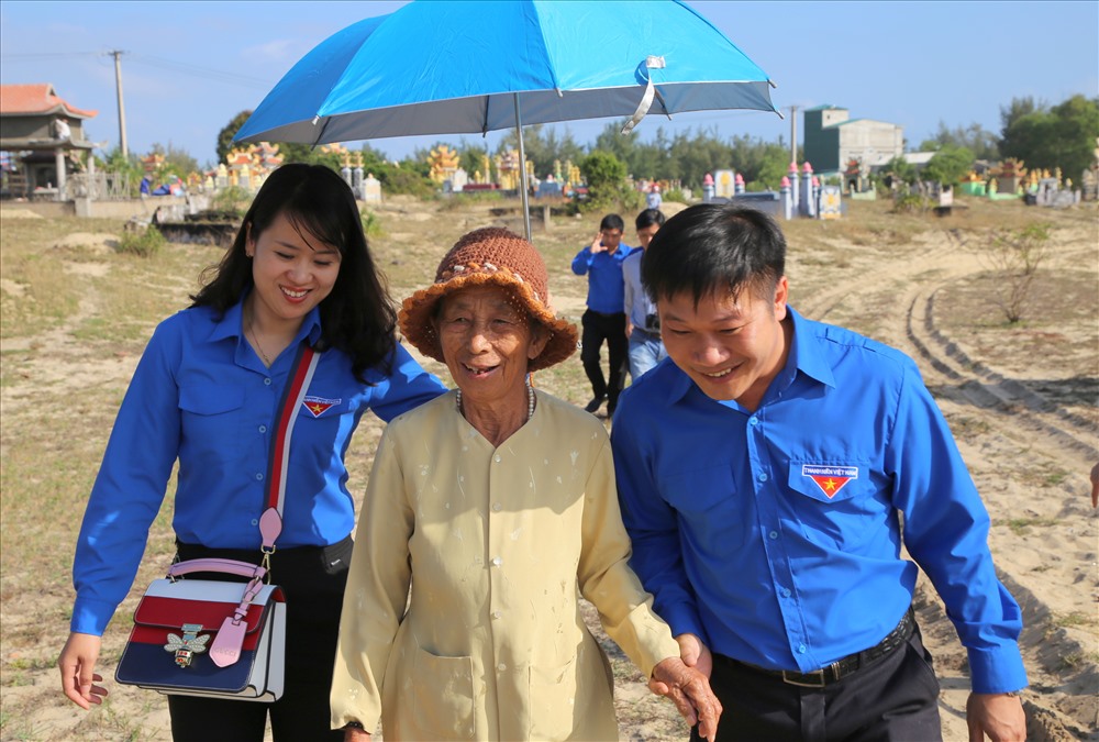 Ngoài việc nấu nướng, dọn dẹp nhà cửa, các thành viên ở Tỉnh đoàn Quảng Trị đưa Mẹ Việt Nam anh hùng Trần Thị Liền (SN 1930, trú tại thôn Nam Sơn, xã Trung Giang) ra viếng phần mộ liệt sĩ Hoàng Đỏ (chồng bà Liền).