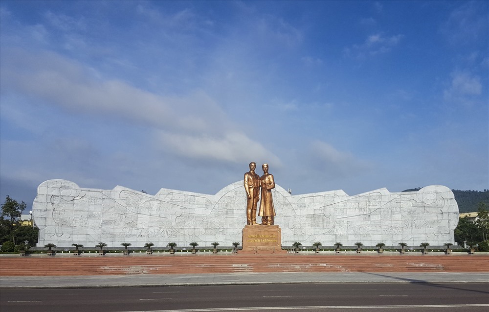 Quảng trường Nguyễn Tất Thành, nơi có công trình Tượng đài Nguyễn Sinh Sắc - Nguyễn Tất Thành.