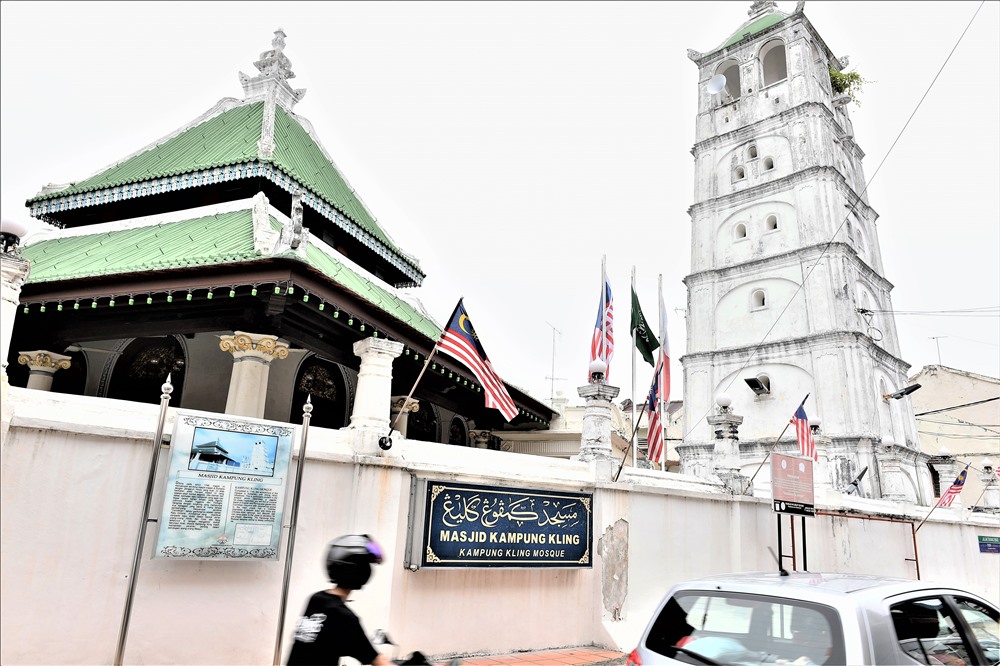 Nhà thờ Hồi giáo Kampung Kling nổi bật với màu trắng.