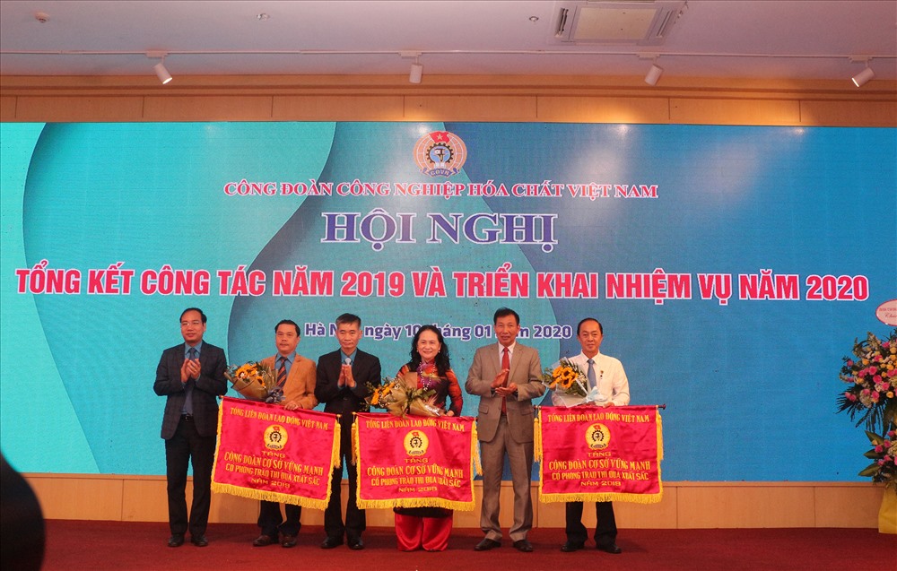 Phó Chủ tịch Tổng LĐLĐVN Trần Văn Thuật trao cờ thi đua của Tổng LĐLĐVN cho các tập thể. Ảnh: N.Sơn
