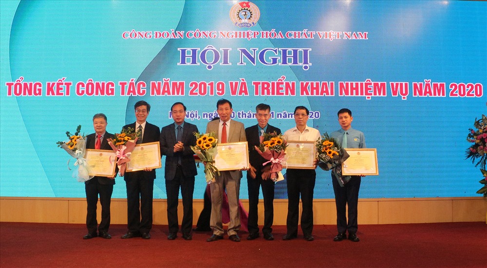 Lãnh đạo Tổng LĐLĐVN và Công đoàn Công thương Việt Nam trao bằng khen cho các cá nhân. Ảnh: N.Sơn