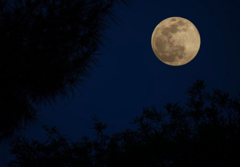 Nguyệt thực: bầu trời trăng sao - Hãy xem những hình ảnh bầu trời trăng sao trong đêm nguyệt thực để tận hưởng một quãng thời gian đầy kỳ diệu. Không gian yên tĩnh, ánh sao lấp lánh và ánh sáng trăng lung linh sẽ cho bạn một trải nghiệm thật tuyệt vời.