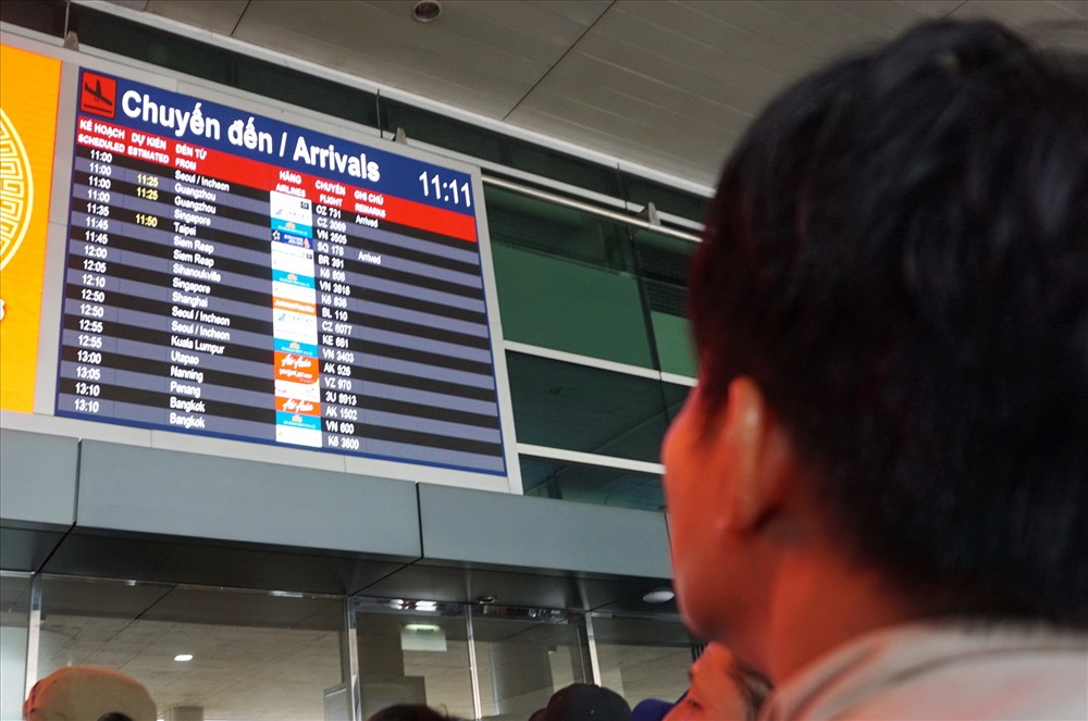 Ghi nhận trong sáng ngày 10.1, bảng thông báo hiển thị trong khoảng hơn 1 giờ có hàng chục chuyến bay phần lớn đến ga quốc tế từ các sân bay ở châu Á.