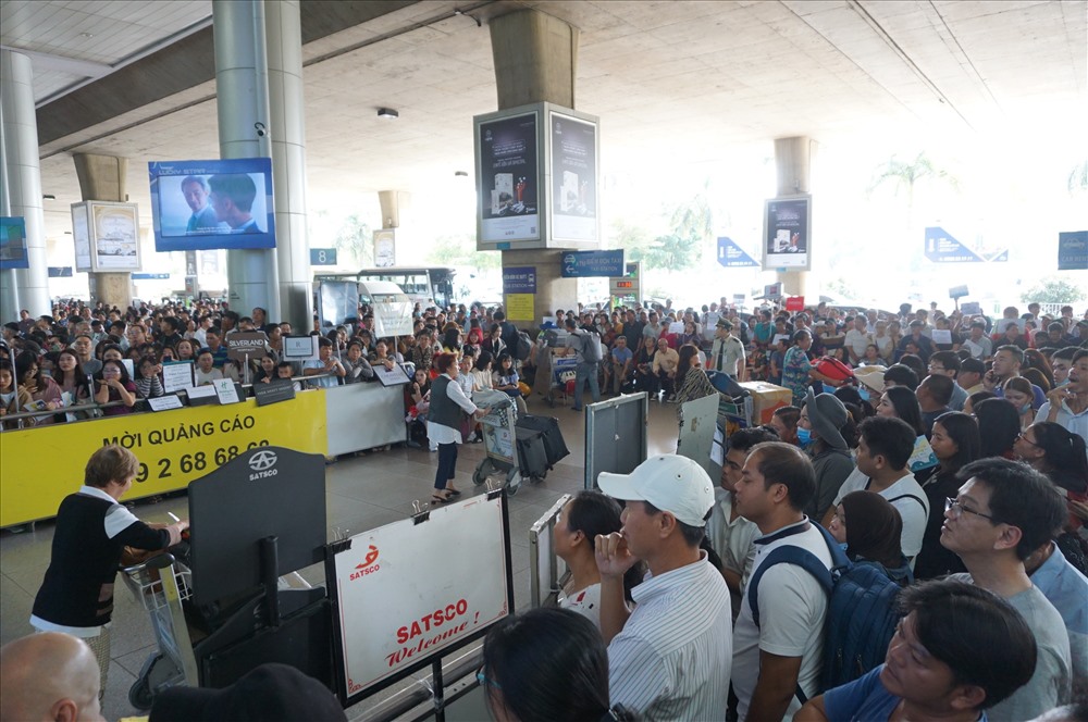 Vào gần trưa, số người đổ về ga quốc tế càng đông.