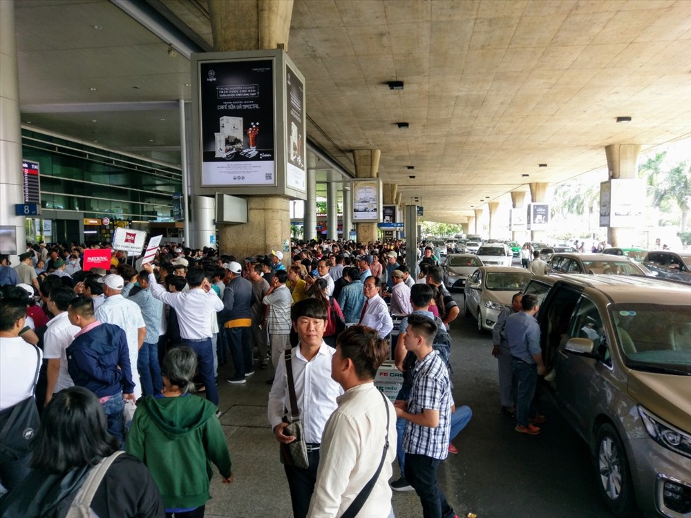 Để hạn chế tình trạng quá tải sân bay vào những ngày sắp tới, lãnh đạo Cảng hàng không quốc tế Tân Sơn Nhất mong muốn người dân cùng góp sức bằng cách hạn chế tối đa việc ra sân bay đưa tiễn, đi đón người thân nhằm giảm lượng xe cá nhân, xe ôtô đưa đón ra vào khu vực sân bay.