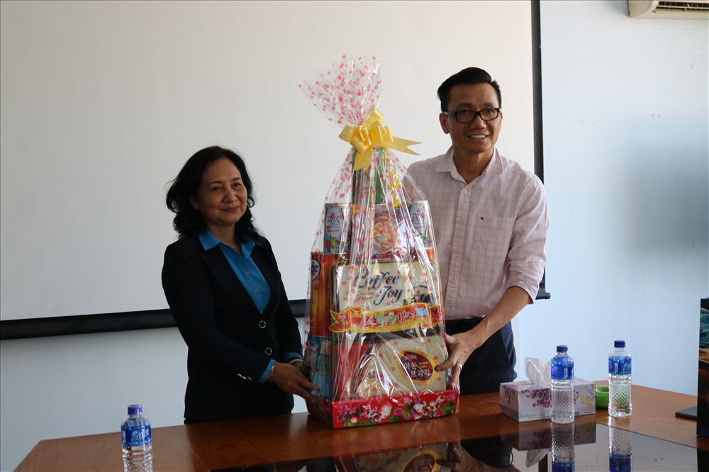 Đồng chí Nguyễn Thị Thu Ba - PCT LĐLĐ tỉnh Đồng Tháp tặng quà tết cho BGĐ Công ty TNHH MTV CBTS Hoàng Long