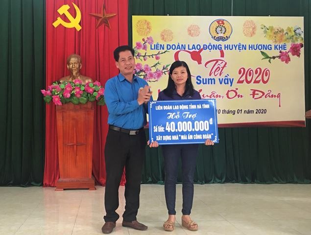 Đồng chí Nguyễn Văn Trọng - Phó Chủ tịch LĐLĐ tỉnh Hà Tĩnh trao hỗ trợ làm nhà Mái ấm công đoàn