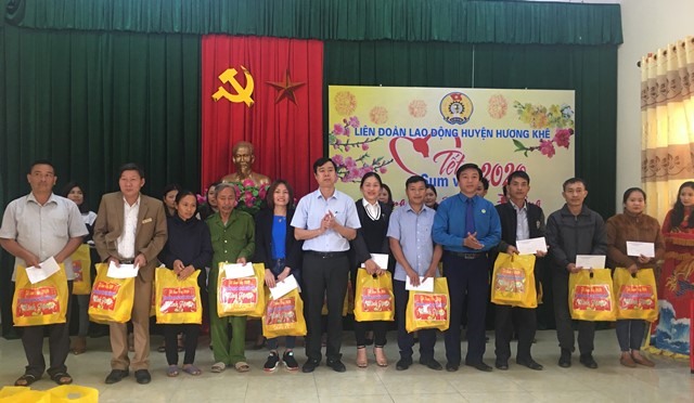 Chủ tịch LĐLĐ huyện Hương Khê (áo xanh) tham gia trao quà cho công nhân
