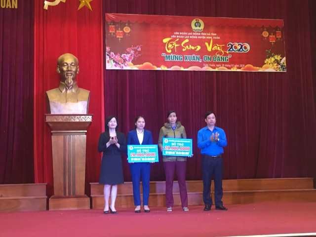 LĐLĐ huyện Nghi Xuân trao hỗ trợ làm 2 nhà Mái ấm công đoàn