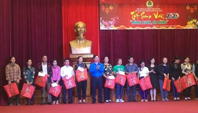 Chủ tịch LĐLĐ huyện Nghi Xuân trao quà