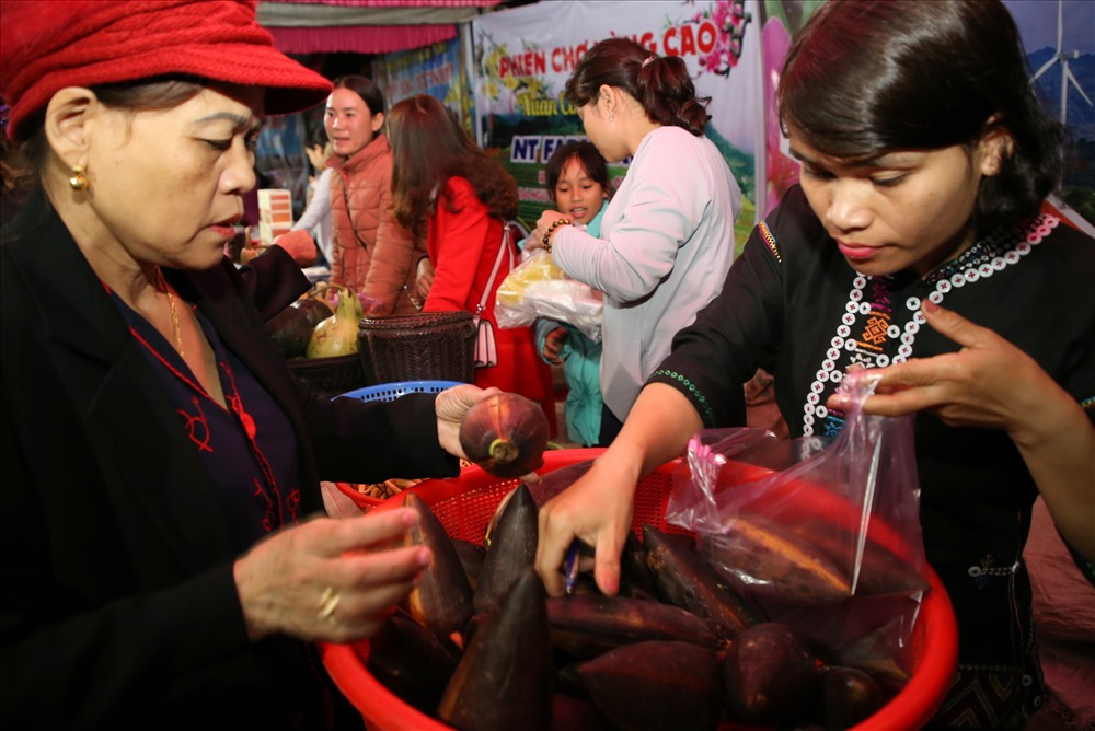 Bắp chuối rừng cũng xuất hiện ở phiên chợ được nhiều người mua về chế biến món ăn.