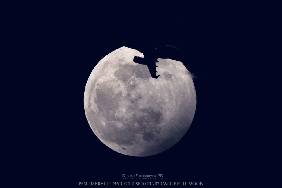 Một chiếc máy bay bay qua phía trước trăng sói trong thời gian diễn ra hiện tượng nguyệt thực nửa tối hôm 10.1. Ảnh do nhiếp ảnh gia Stojan Stojanovski chụp gần hồ Ohrid ở Macedonia. Ảnh: Anadolu/Getty.
