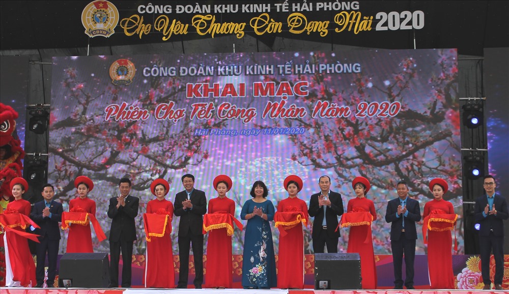 Các đại biểu cắt băng khai mạc phiên chợ Tết công nhân 2020. Ảnh Mai Dung