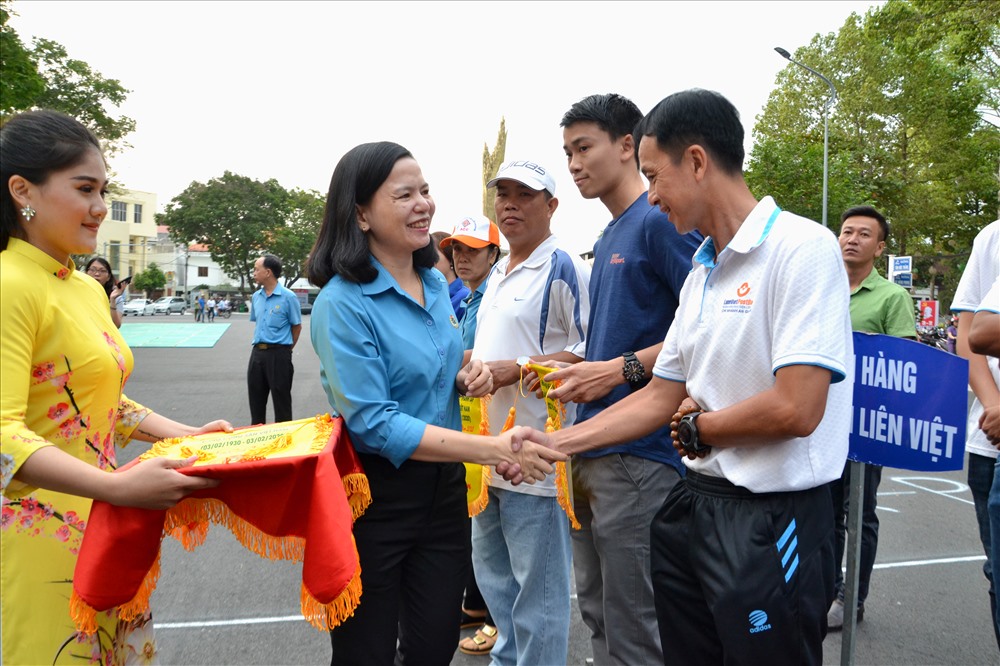 Bà Phan Thị Diễm tặng cờ lưu niệm cho đại diện các đội tham dự. Ảnh: LT