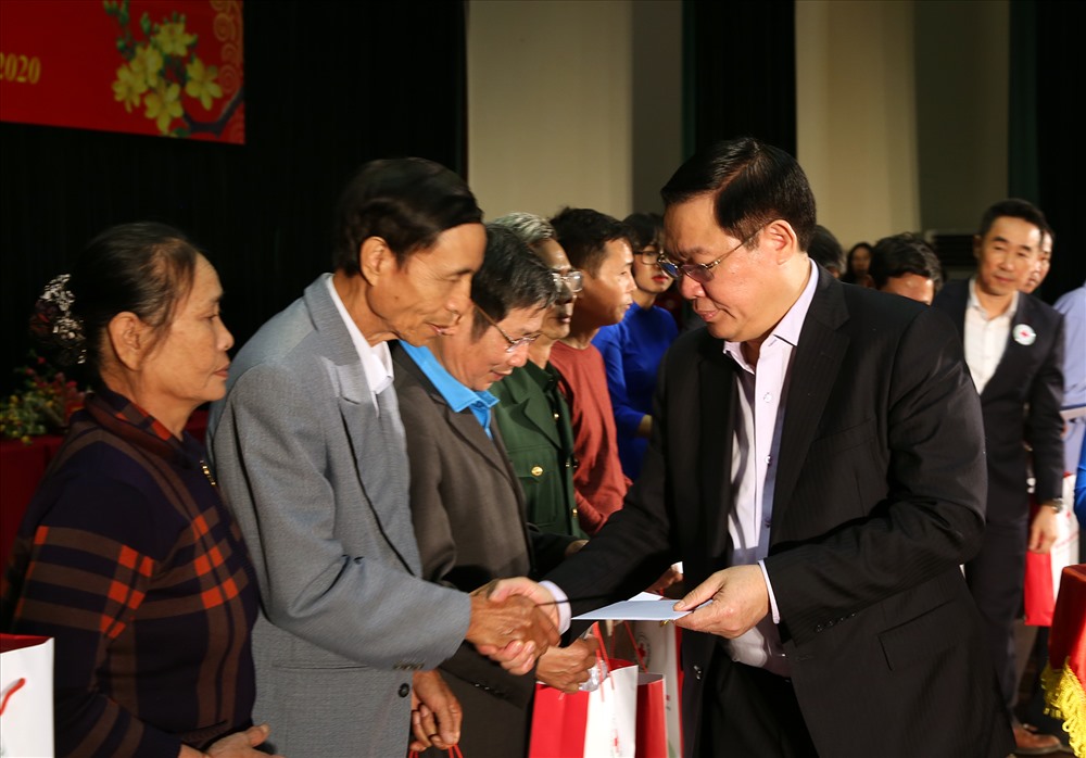 Phó Thủ tướng Vương Đình Huệ trao quà Tết cho người nghèo, gia đình chính sách tại Vĩnh Phúc. Ảnh Thanh Chung