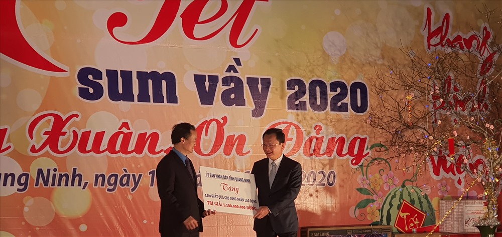 Phó Chủ tịch UBND tỉnh Quảng Ninh Cao Tường Huy trao tặng 2.200 suất quà Tết (500.000đồng/ suất) cho CNLĐ khó khăn thông qua LĐLĐ tỉnh Quảng Ninh. Ảnh: T.N.D