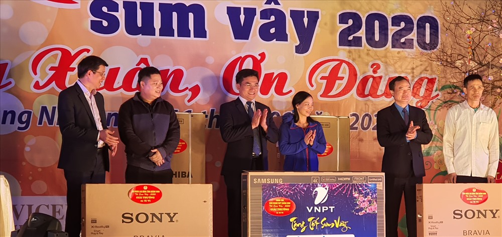 Hàng chục phần quà giá trị được các DN ủng hộ đến với công nhân lao động trong dịp “Tết sum vầy” 2020 tại Quảng Ninh. Ảnh: T.N.D