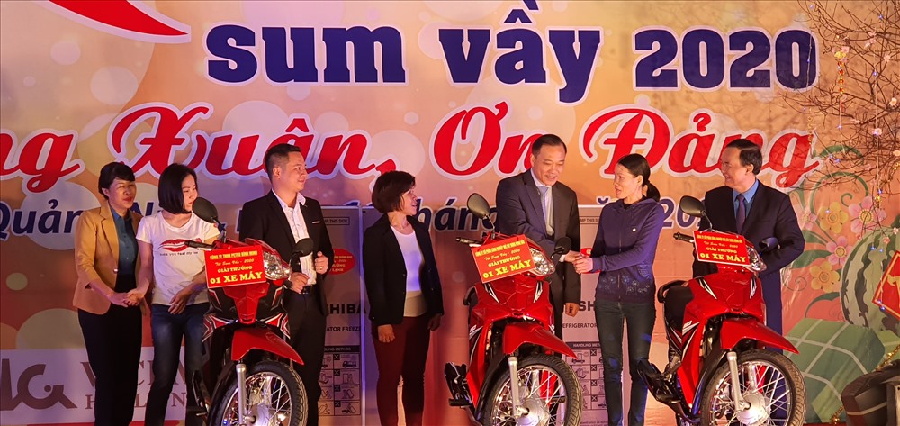 Lãnh đạo Ban Kinh tế Quốc hội; LĐLĐ Quảng Ninh và Ban Nữ công TLĐ trao tặng 3 xe máy cho 3 công nhân trúng thưởng bốc thăm tại “Tết sum vầy” 2020. Ảnh: T.N.D