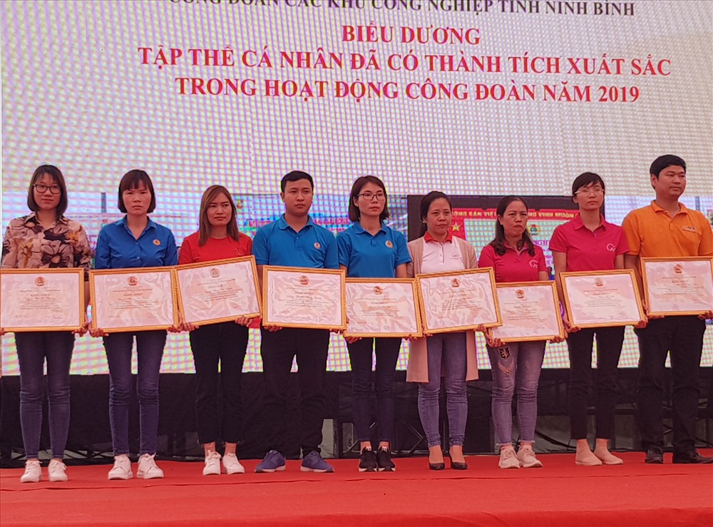 LĐLĐ tỉnh Ninh Bình trao bằng khen biểu dương những cá nhân có thành tích xuất sắc trong hoạt động công đoàn. Ảnh: NT