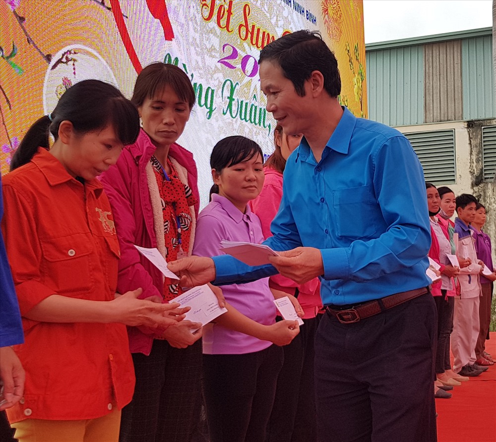 Đại diện lãnh đạo LĐLĐ tỉnh Ninh Bình trao quà cho CNLĐ có hoàn cảnh khó khăn. Ảnh: NT
