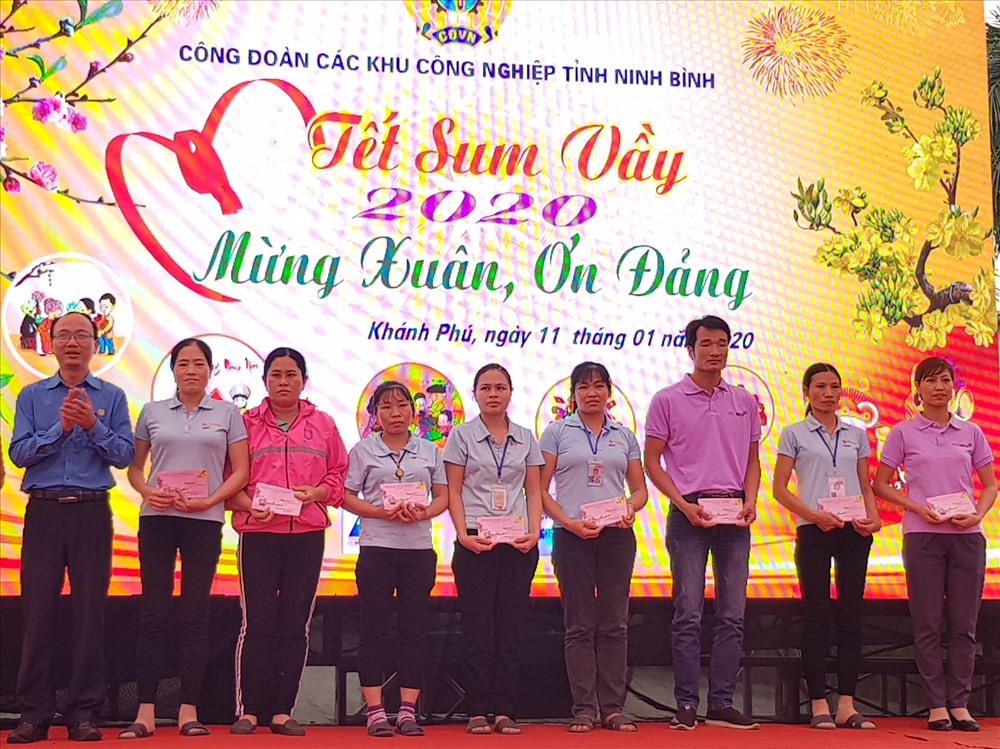 Đại diện lãnh đạo Công đoàn các Khu công nghiệp tỉnh Ninh Bình tặng quà cho CNLĐ có hoàn cảnh khó khăn. Ảnh: NT