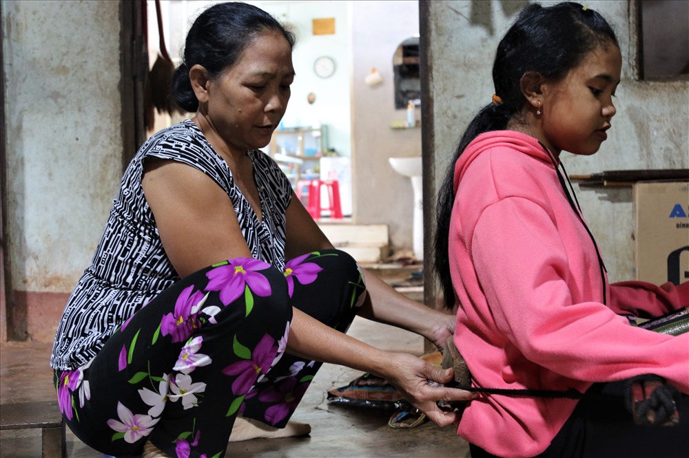 Ngay từ lúc còn nhỏ, những đứa trẻ người Ê đê (nữ) đã được được mẹ mình dạy dệt thổ cẩm. Vì sợ trẻ ngồi dệt lâu bị đau lưng hay những bệnh liên quan đến cột sống, họ gắn kèm theo một chiếc đai ở phía sau...