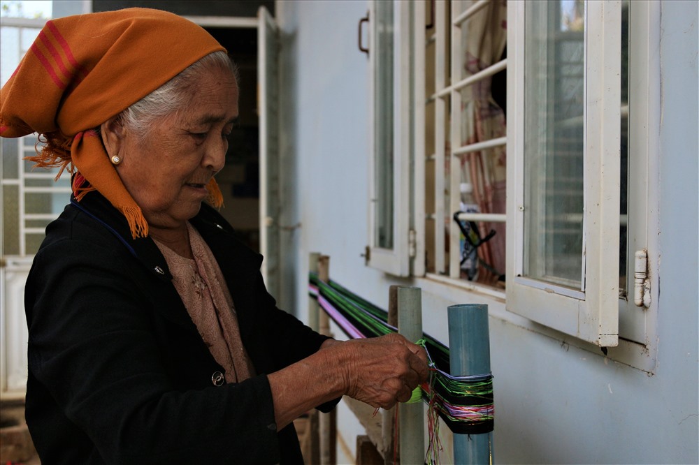 Buôn trưởng Y Bây Kbuôr chia sẻ, hiện nay dù ở Buôn có khá nhiều hộ đang làm nghề dệt thổ cẩm nhưng đa phần đều là những người đã lớn tuổi. Lớp trẻ kế cận hiện không nhiều. Hiện, tỉnh Đắk Lắk cũng đang có kế hoạch bảo tồn và phát triển nghề dệt thổ cẩm của người Ê đê.