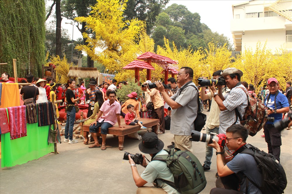 Đông đảo thợ chụp ảnh có mặt tại nhà văn hoá Thanh Niên những ngày giáp Tết.