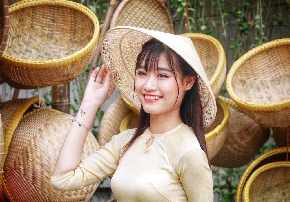 Thiếu nữ chụp hình bên các tiểu cảnh tại lễ hội Tết Việt.