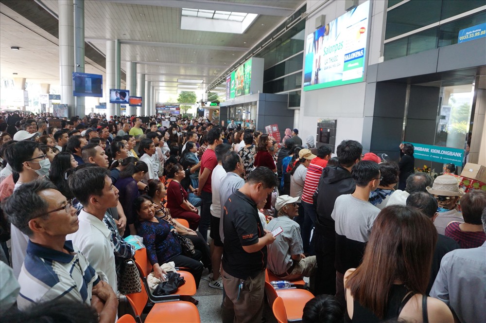 Sảnh ga quốc tế sân bay Tân Sơn Nhất đông nghịt người tới đón Việt kiều về nước ăn Tết.  Ảnh: Minh Quân