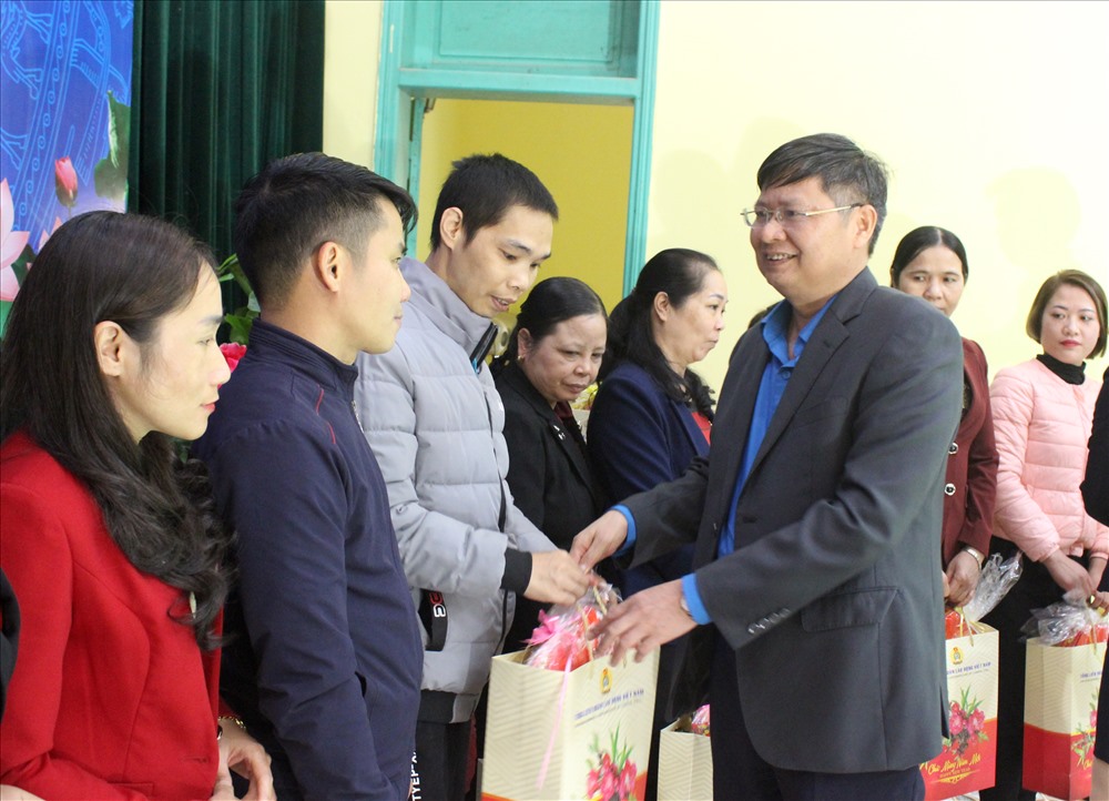 Phó Chủ tịch Tổng Liên đoàn Lao động Việt Nam Phan Văn Anh trao suất quà Tết cho công nhân.