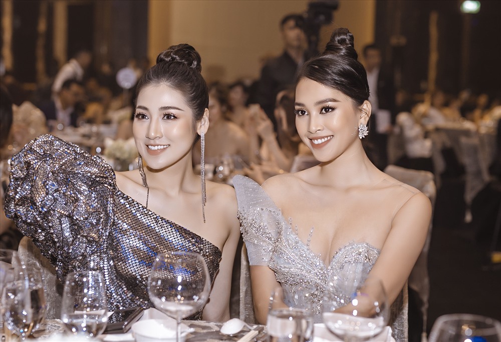 Hoa hậu Tiểu Vy vui vẻ gặp gỡ Á hậu Tú Anh tại sự kiện. Hai người đẹp “đọ sắc” và gần như là không hề thua kém nhau. Ảnh: NVCC.