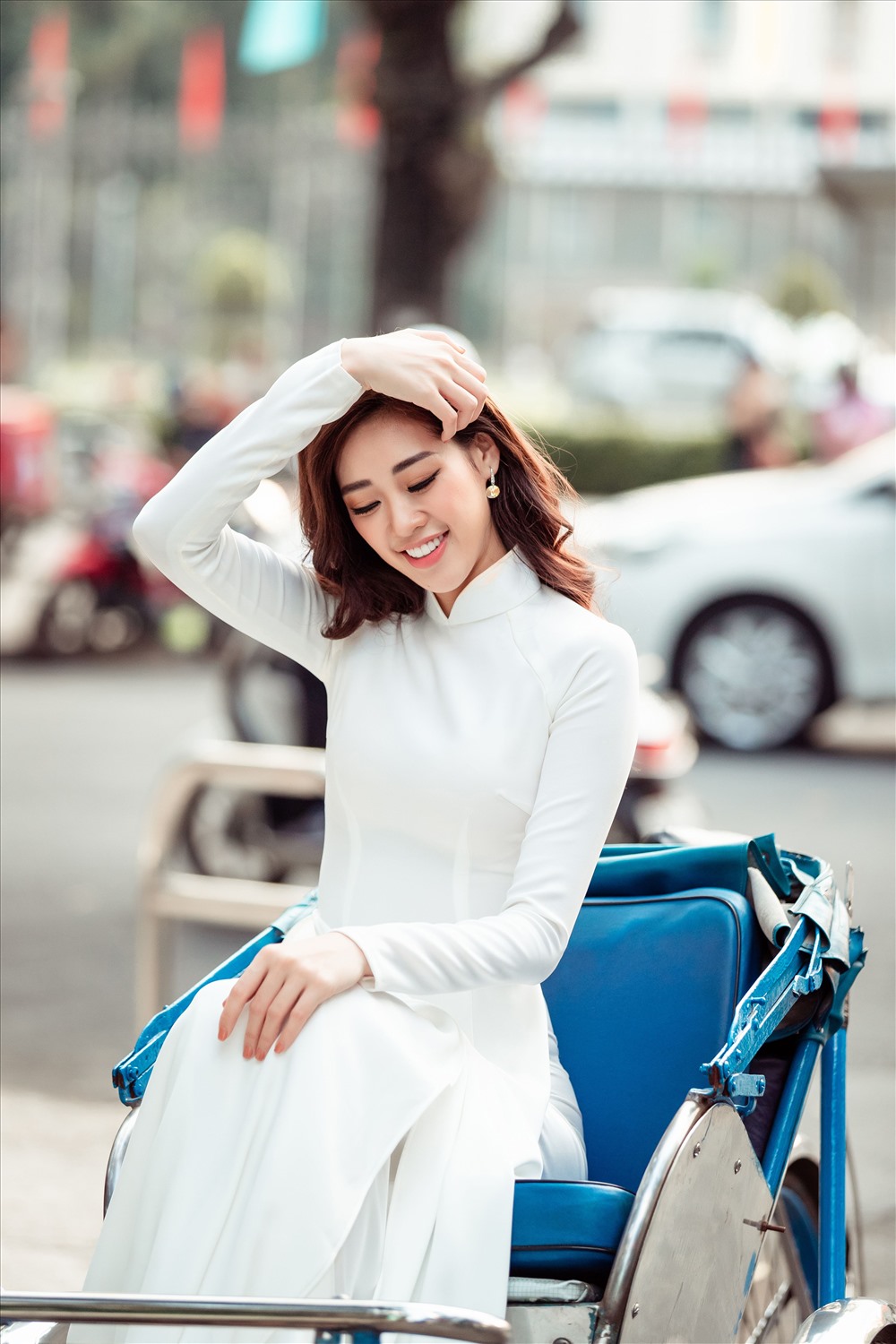 Lần này, Hoa hậu Khánh Vân không chỉ đi bộ mà còn đi trên xe xích lô – một vẻ đẹp văn hóa đặc trưng của Sài Gòn mỗi khi nhắc đến. Ảnh: David Sắn.