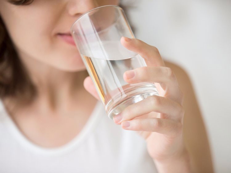 Uống một cốc nước ấm mỗi sáng có thể giúp được trong việc loại bỏ độc tố.
