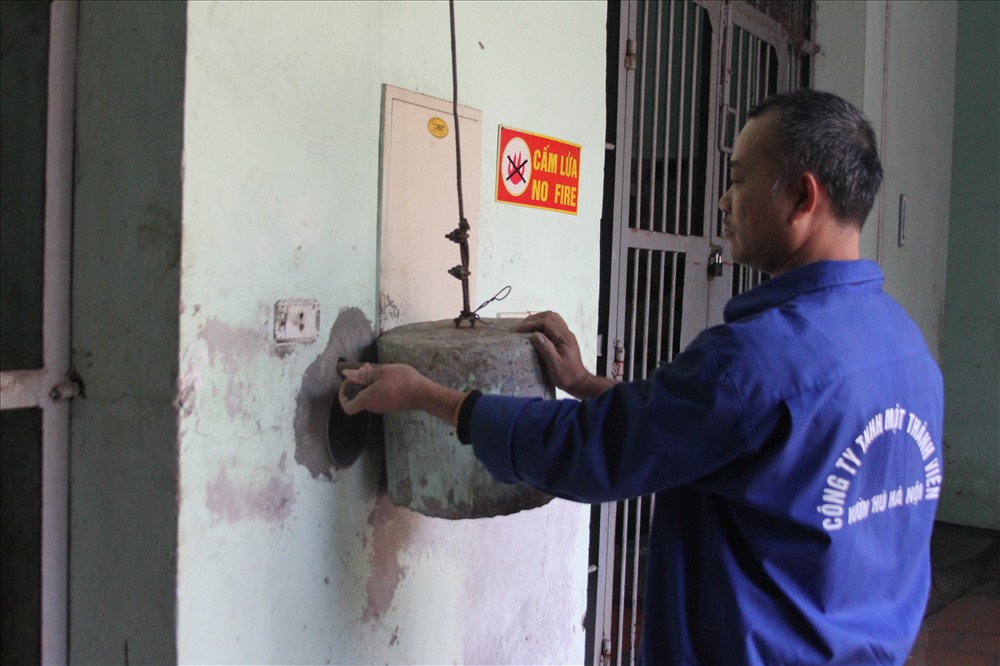 Ngày nào cũng vậy, nhân viên Vườn thú Hà Nội lại hạ quả đối trọng, kéo cánh cửa sắt nặng hàng chục cân để cho thú ra khu trưng bày và dọn dẹp chuồng nuôi. Ảnh: Phạm Đông