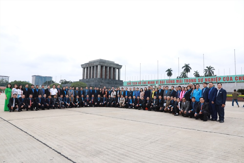 Đoàn đại biểu chụp ảnh lưu niệm trước Lăng Chủ tịch Hồ Chí Minh. Ảnh: Hải Nguyễn