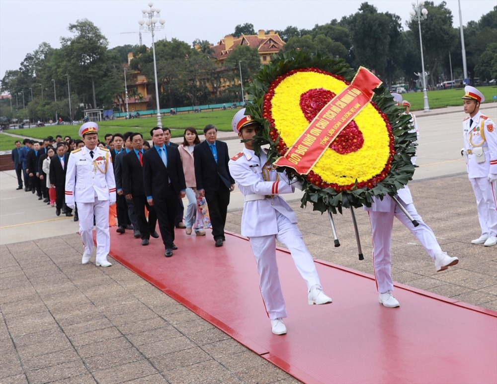 Đoàn đại biểu dâng hoa, vào Lăng viếng Chủ tịch Hồ Chí Minh. Ảnh: Hải Nguyễn