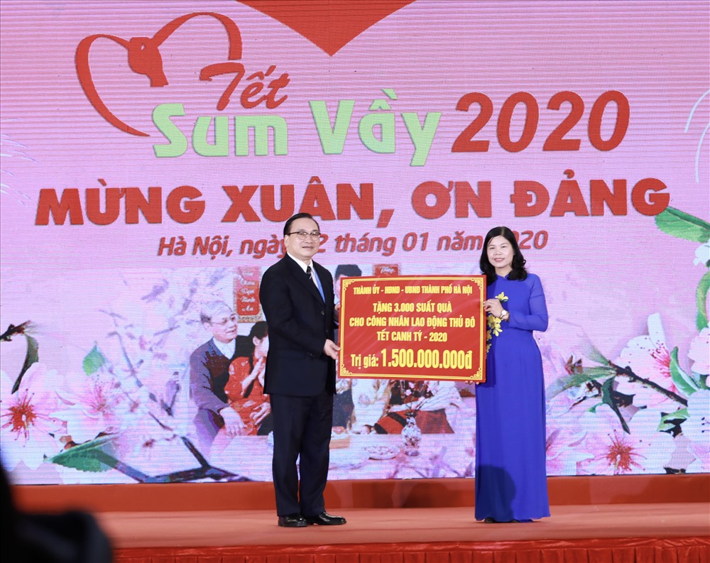 Đồng chí Hoàng Trung Hải- Uỷ viên Bộ Chính trị, Bí thư thành uỷ Hà Nội trao hỗ trợ của thành phố cho Liên đoàn Lao động thành phố. Ảnh: Hải Nguyễn