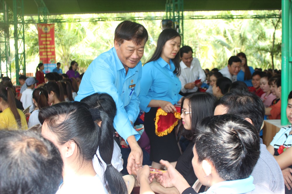 Phó Chủ tịch LĐLĐ tỉnh Bến Tre - ông Trần Trung Hào - tặng quà cho CNLĐ đến dự “Tết Sum vầy“. Ảnh: K.Q