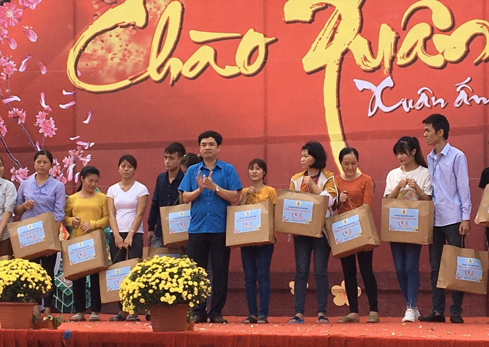 : Đồng chí Bùi Xuân Vinh - Chủ tịch Liên đoàn Lao động tỉnh Thái Bình - trao quà cho đoàn viên tại Công ty TNHH Sơn Hà