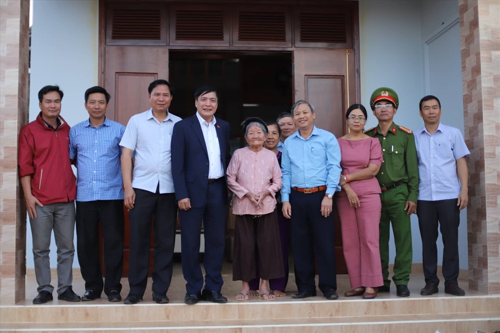 Nhân dịp này, Tỉnh ủy Đắk Lắk còn đến thăm hỏi, chúc Tết những gia đình có truyền thống cách mạng trên địa bàn TP. Buôn Ma Thuột. Ảnh: HL