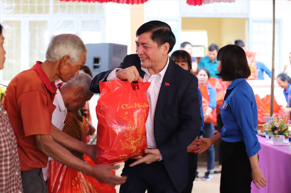 Bí thư Đắk Lắk trao gần 200 suất quà Tết cho người dân, người đồng bào dân tộc thiểu số ở xã Ea Hiu.  Ảnh:HL