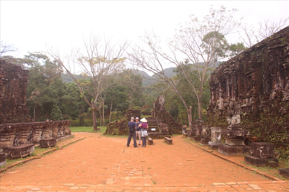 Nơi đây từng có một đền tháp đầu tiên được làm bằng gỗ nhưng sau đó bị thiêu cháy. Vào đầu thế kỉ VII, vua Sambhuvarman đã xây lại ngôi đền bằng gạch. Các đời vua sau đó tiếp tục tu sửa và xây mới các đền tháp bằng gạch để thờ cùng các vị thần.