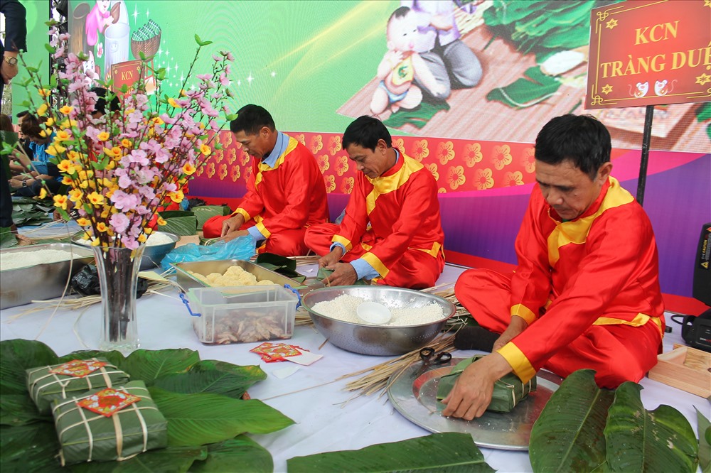 Người lao động tham gia cuộc thi gói bánh chưng chủ đề Tổ ấm ngày xuân chiều 11.1. Ảnh Mai Dung