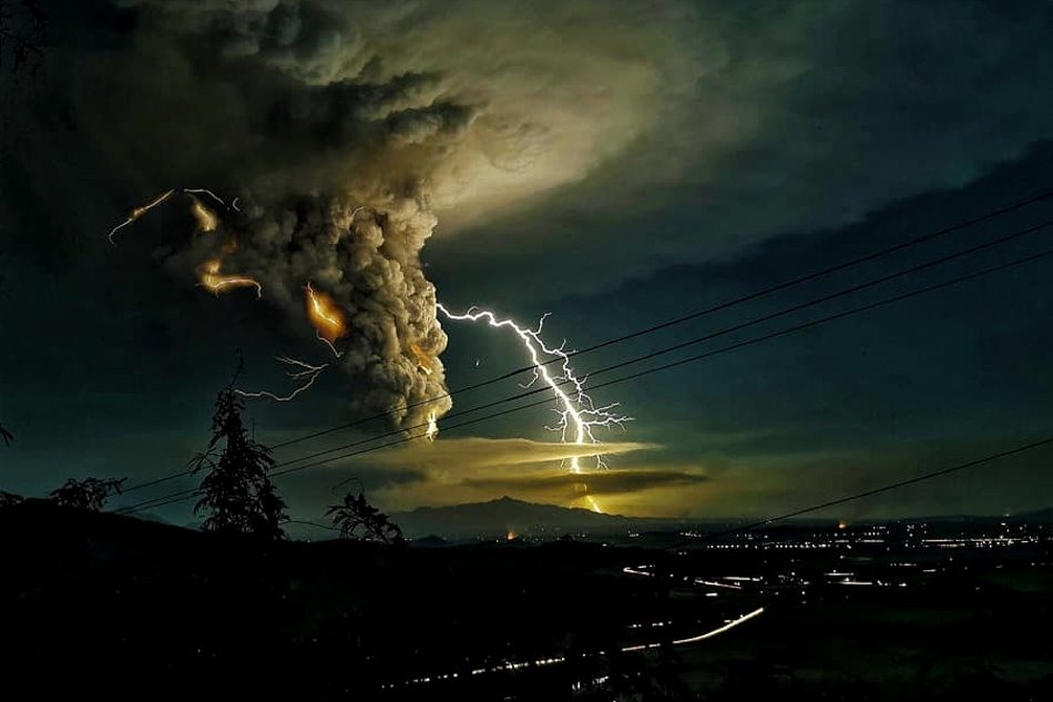 Núi lửa Taal gần thủ đô Philippines khiến hàng nghìn cư dân phải sơ tán khi bất ngờ phun trào mang theo các cột khói bụi khổng lồ cao tới gần 15km trên bầu trời. Ảnh: ABS-CBN.