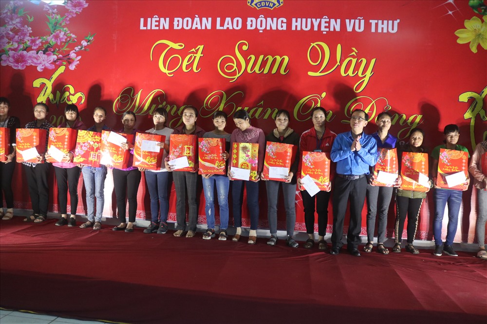 Đồng chí Phạm Văn Trịnh - Chủ tịch Liên đoàn Lao động huyện Vũ Thư trao quà cho đoàn viên.